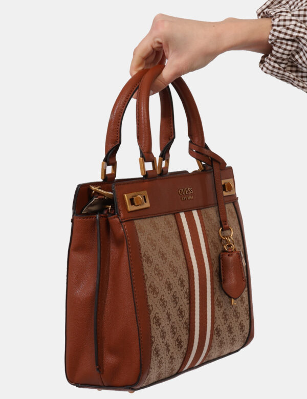 Borsa Guess Marrone - Borsa a tracolla di medie dimensioni in tela esterna beige e marrone con logo brand. Ulteriore dettagl