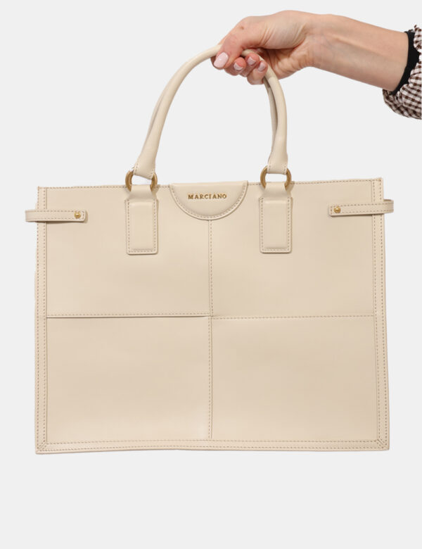 Borsa Guess Beige - Borsa a tracolla rigida, di grandi dimensioni, ed in total beige. L'interno è ampio e capiente con ulter