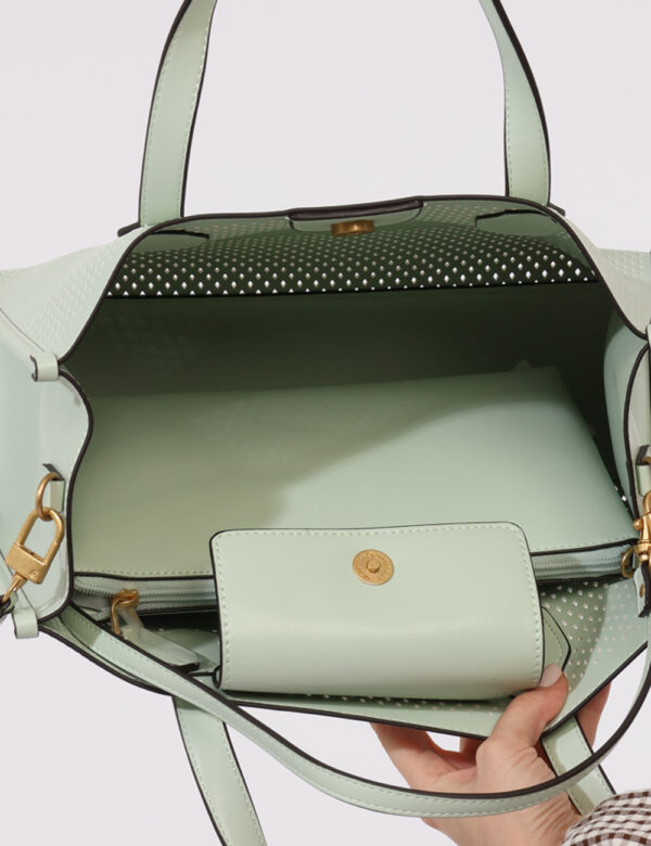 Borsa Guess Verde - Borsa a tracolla di medie dimensioni in total verde chiaro, in simil cuoio traforato. L'interno è compos
