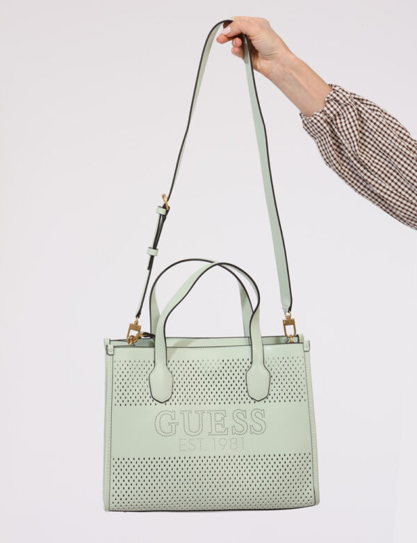 Borsa Guess Verde - Borsa a tracolla di medie dimensioni in total verde chiaro, in simil cuoio traforato. L'interno è compos