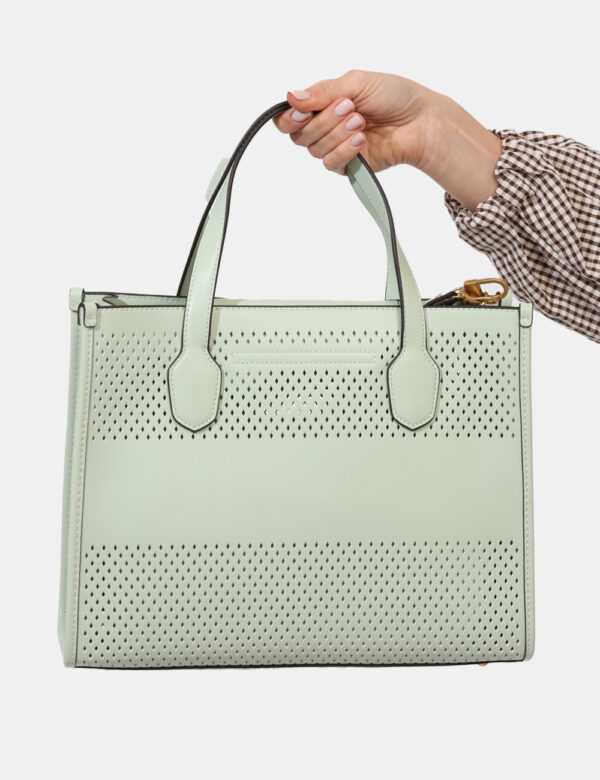 Borsa Guess Verde - Borsa a tracolla di medie dimensioni in total verde chiaro, in simil cuoio traforato. L'interno è compos