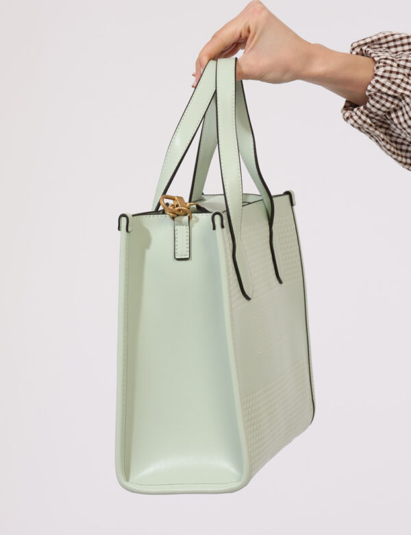 Borsa Guess Verde - Borsa a tracolla di medie dimensioni in total verde chiaro, in simil cuoio traforato. L'interno è compos
