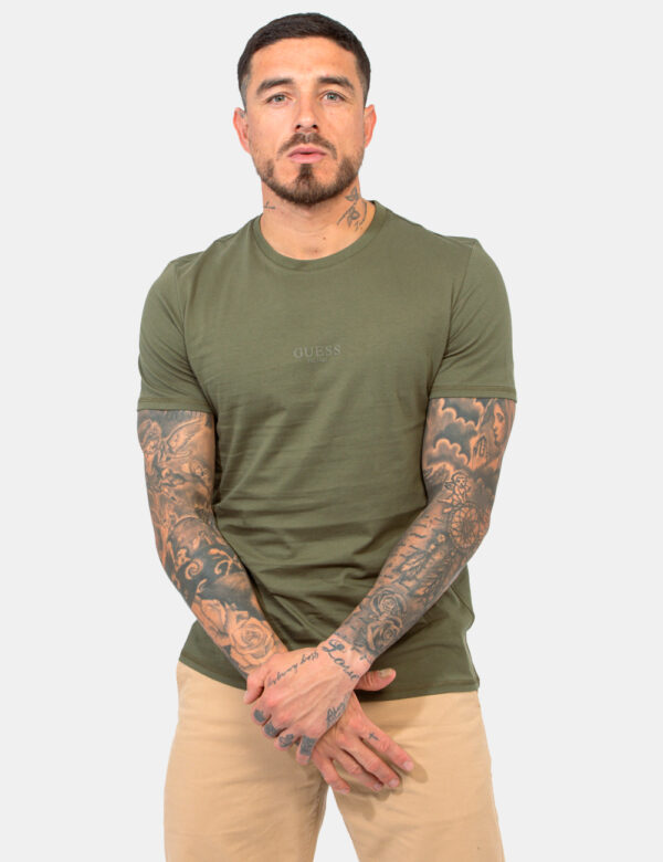 T-shirt Guess Verde - T-shirt classica in total verde militare con stampa logo brand. La vestibilità è morbida e regolare. L