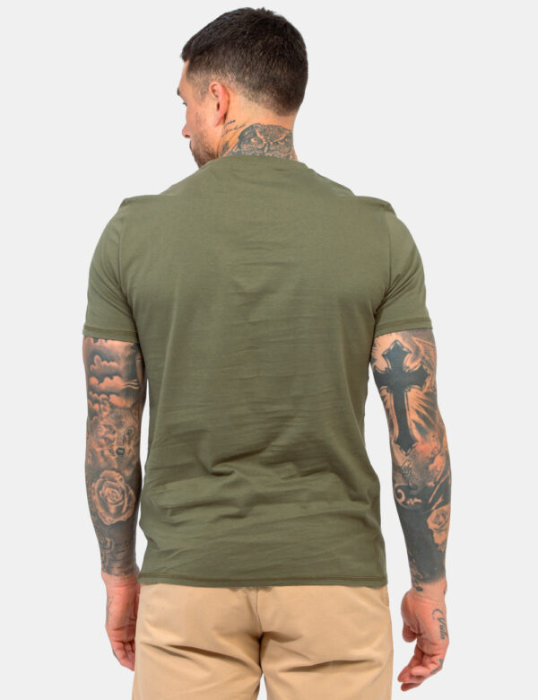 T-shirt Guess Verde - T-shirt classica in total verde militare con stampa logo brand. La vestibilità è morbida e regolare. L