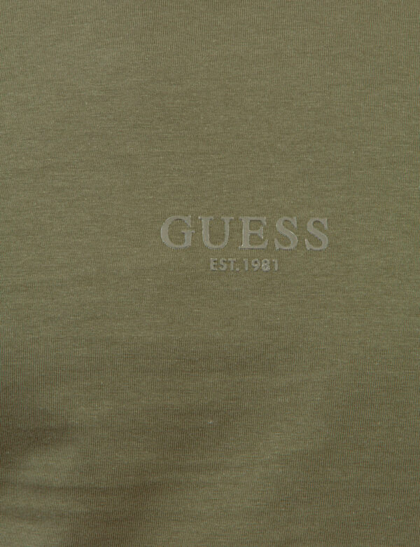 T-shirt Guess Verde - T-shirt classica in total verde militare con stampa logo brand. La vestibilità è morbida e regolare. L