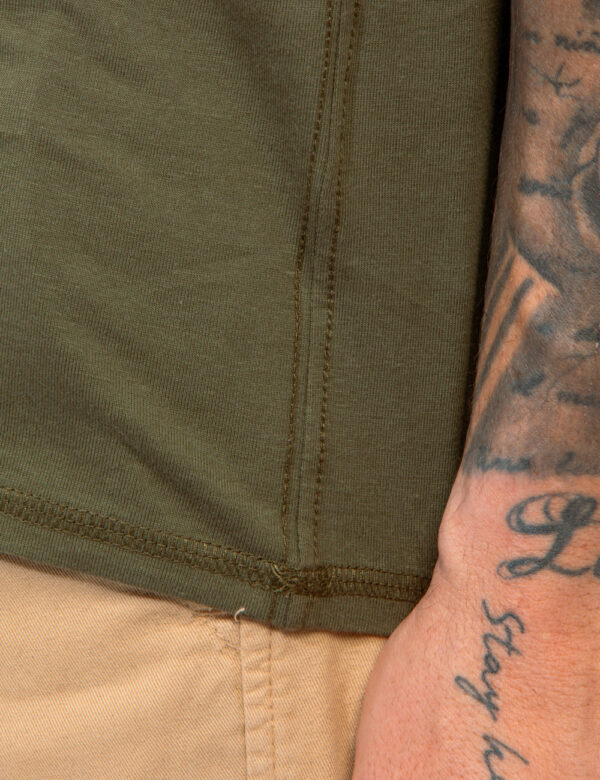 T-shirt Guess Verde - T-shirt classica in total verde militare con stampa logo brand. La vestibilità è morbida e regolare. L
