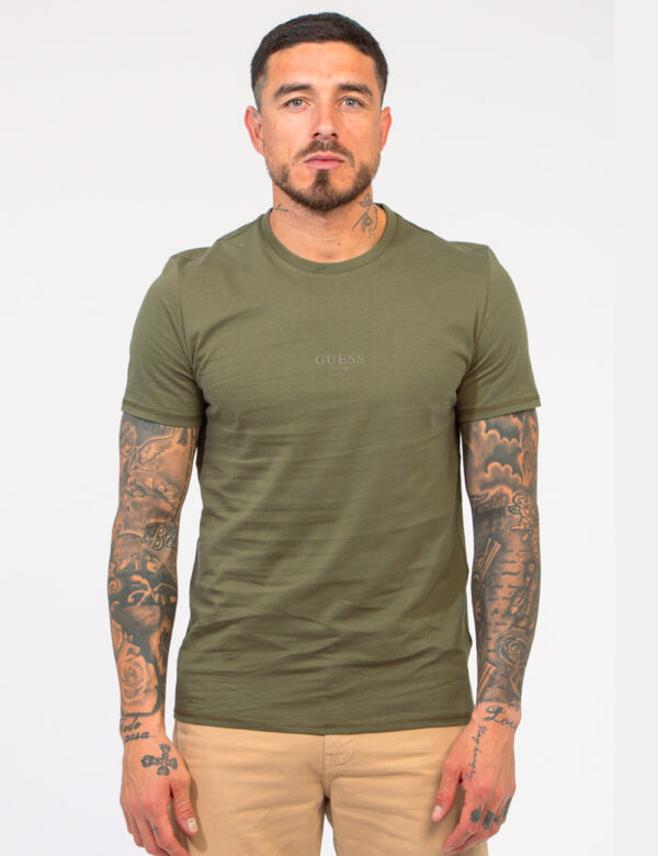 T-shirt Guess Verde - T-shirt classica in total verde militare con stampa logo brand. La vestibilità è morbida e regolare. L