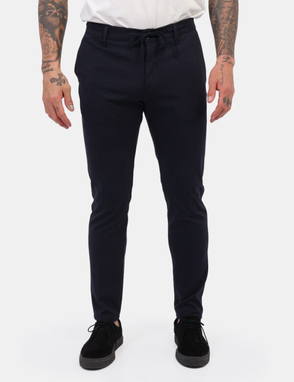Pantaloni Prj22. Blu - Pantaloni in total blu navy con tasche a taglio trasversale sul fronte e tasche fake sul retro. La ve