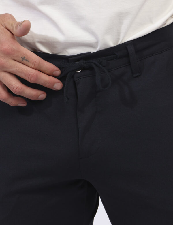 Pantaloni Prj22. Blu - Pantaloni in total blu navy con tasche a taglio trasversale sul fronte e tasche fake sul retro. La ve