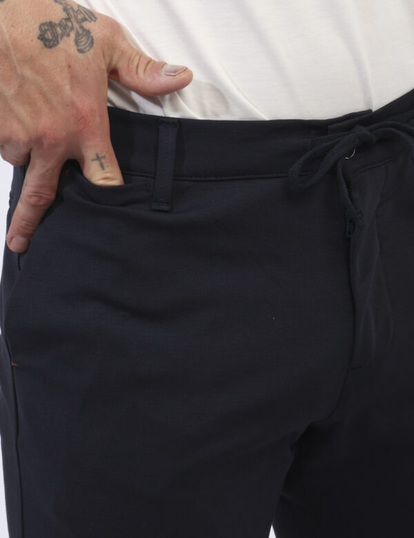 Pantaloni Prj22. Blu - Pantaloni in total blu navy con tasche a taglio trasversale sul fronte e tasche fake sul retro. La ve