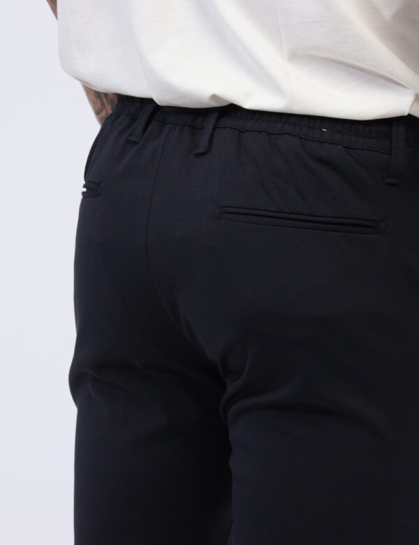 Pantaloni Prj22. Blu - Pantaloni in total blu navy con tasche a taglio trasversale sul fronte e tasche fake sul retro. La ve