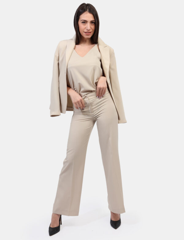 Pantaloni Materica Beige - Pantaloni eleganti in total beige. La vestibilità è morbida e pratica grazie a bottone ad asola i