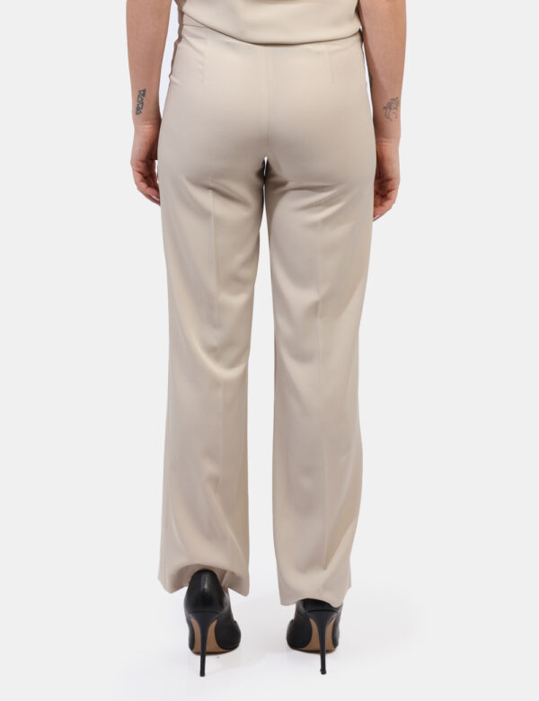 Pantaloni Materica Beige - Pantaloni eleganti in total beige. La vestibilità è morbida e pratica grazie a bottone ad asola i
