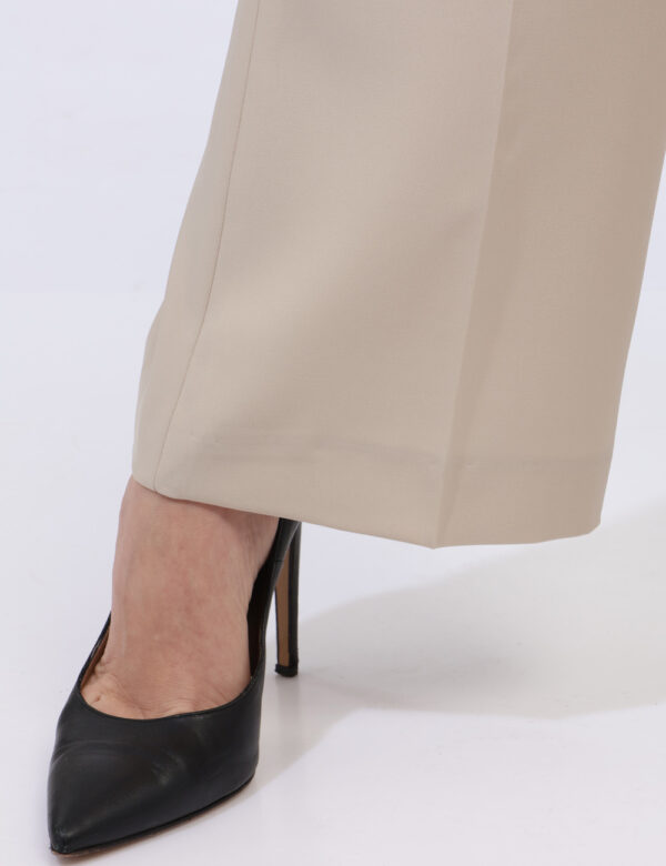 Pantaloni Materica Beige - Pantaloni eleganti in total beige. La vestibilità è morbida e pratica grazie a bottone ad asola i