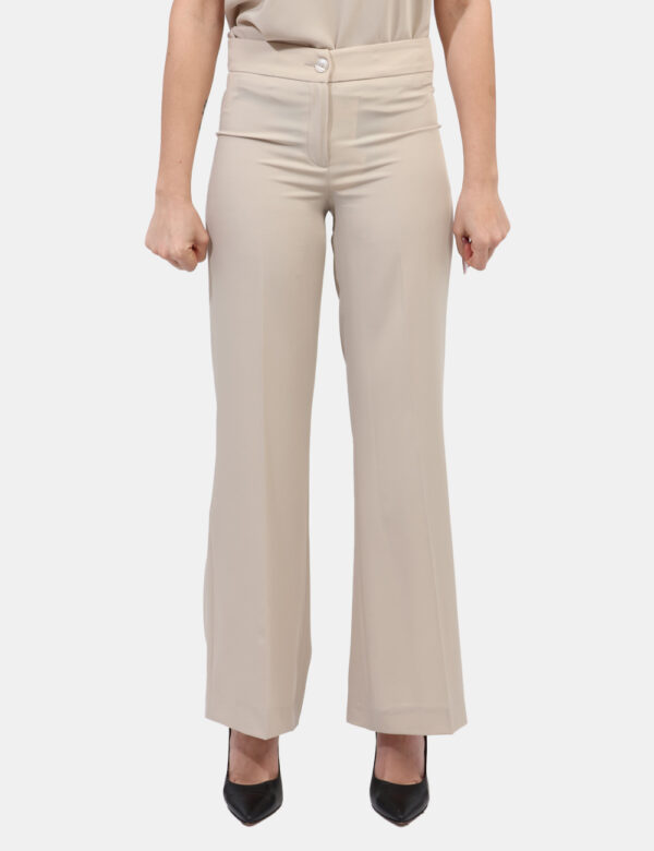 Pantaloni Materica Beige - Pantaloni eleganti in total beige. La vestibilità è morbida e pratica grazie a bottone ad asola i