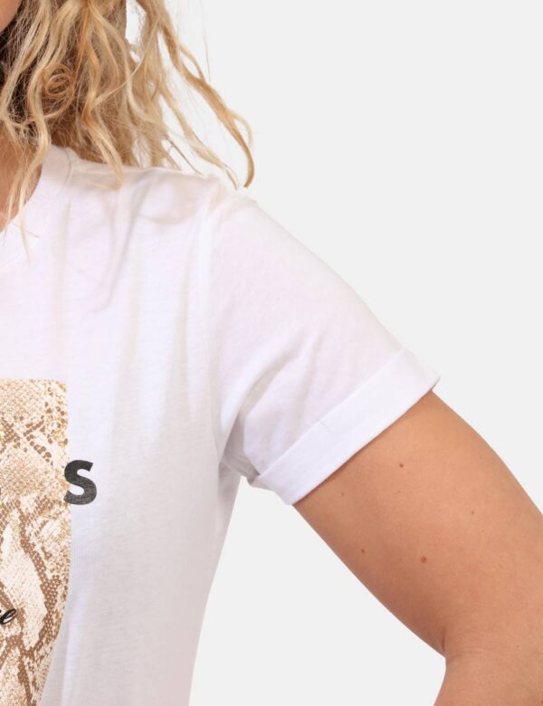 T-shirt Guess Bianco - T-shirt classica su base bianca con stampa logo brand in nero arricchita da glitter dorati. La vestib