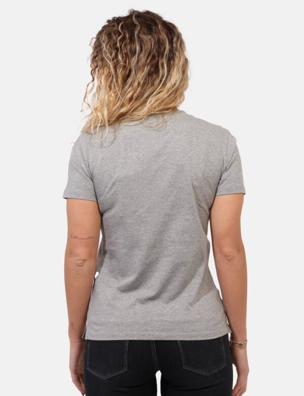 T-shirt Guess Grigio - T-shirt classica su base grigio chiaro con stampa centrale logo brand in glitter argentati. La vestib