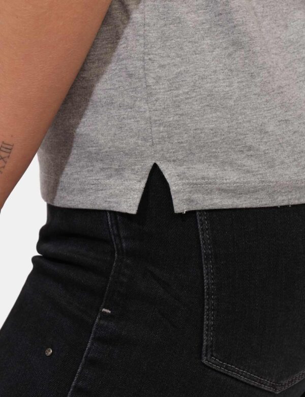 T-shirt Guess Grigio - T-shirt classica su base grigio chiaro con stampa centrale logo brand in glitter argentati. La vestib