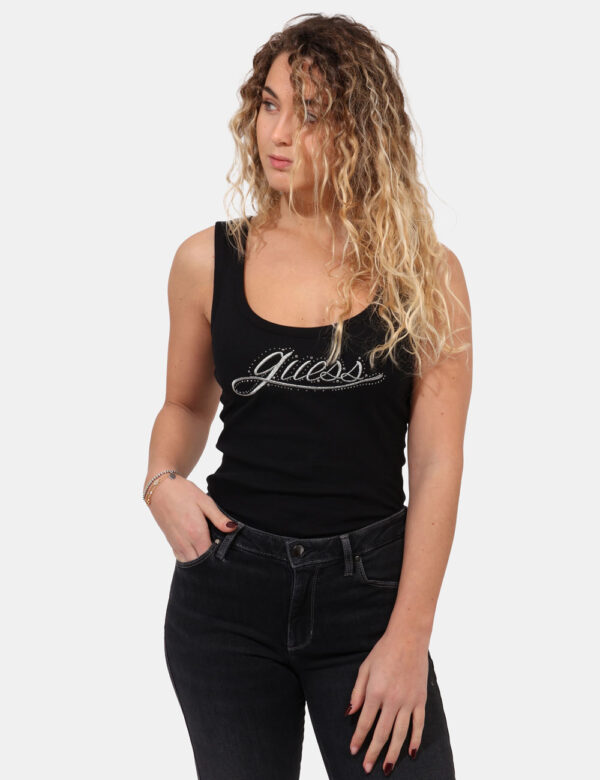 Top Guess Nero - Top modello canotta in total nero con ricamata stampa logo brand in argento. La vestibilità è morbida e reg