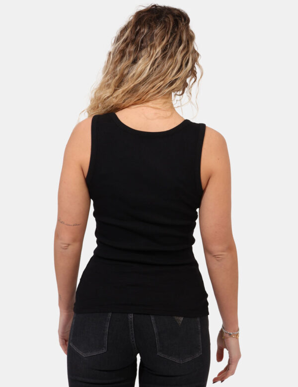 Top Guess Nero - Top modello canotta in total nero con ricamata stampa logo brand in argento. La vestibilità è morbida e reg