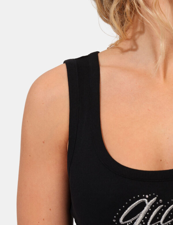 Top Guess Nero - Top modello canotta in total nero con ricamata stampa logo brand in argento. La vestibilità è morbida e reg
