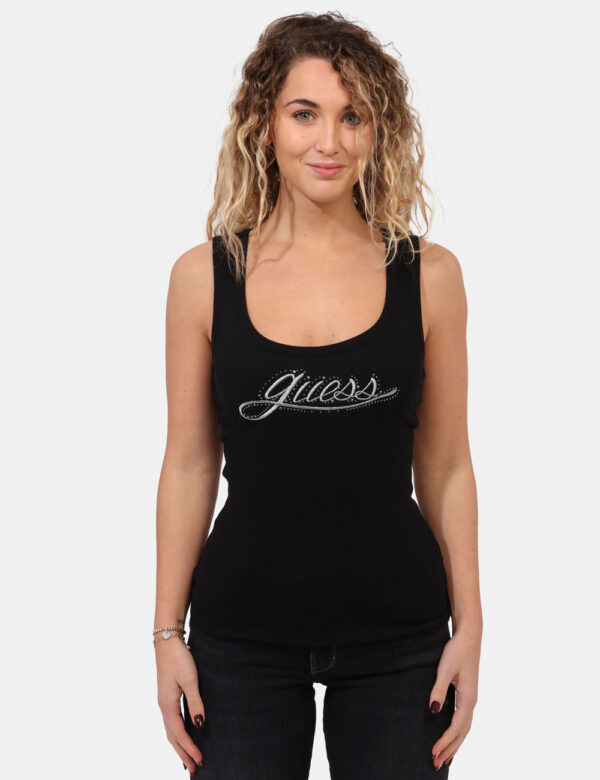Top Guess Nero - Top modello canotta in total nero con ricamata stampa logo brand in argento. La vestibilità è morbida e reg
