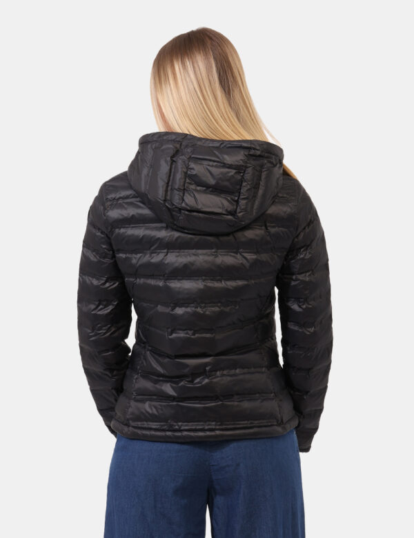 Piumino Blauer Nero - Piumino leggero con cappuccio in total nero con tasche a taglio trasversale e chiusura a zip. Presente