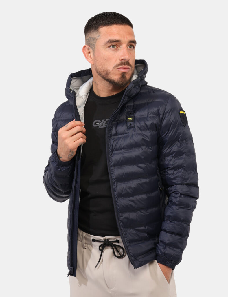 Piumino Blauer Blu - Piumino leggero con cappuccio in total blu scuro. Presenti tasche a taglio trasversale con chiusura a z