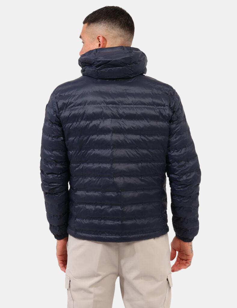 Piumino Blauer Blu - Piumino leggero con cappuccio in total blu scuro. Presenti tasche a taglio trasversale con chiusura a z