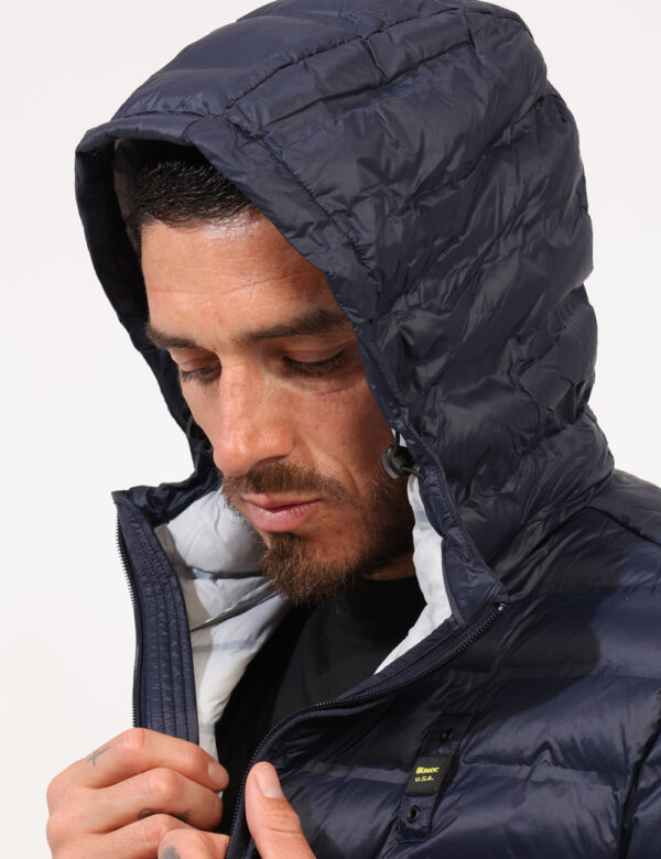 Piumino Blauer Blu - Piumino leggero con cappuccio in total blu scuro. Presenti tasche a taglio trasversale con chiusura a z