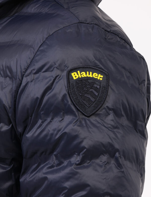 Piumino Blauer Blu - Piumino leggero con cappuccio in total blu scuro. Presenti tasche a taglio trasversale con chiusura a z