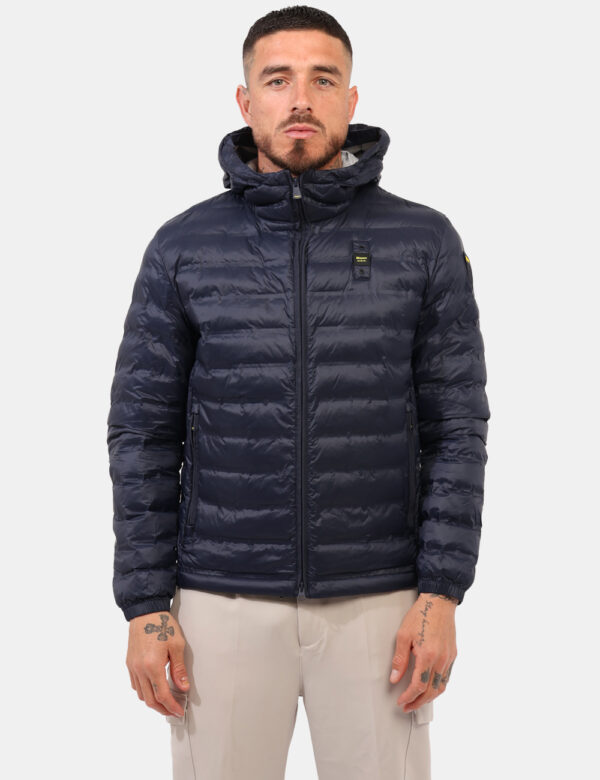 Piumino Blauer Blu - Piumino leggero con cappuccio in total blu scuro. Presenti tasche a taglio trasversale con chiusura a z