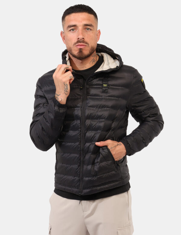 Piumino Blauer Nero - Piumino leggero con cappuccio in total nero. Presenti tasche a taglio trasversale con chiusura a zip,