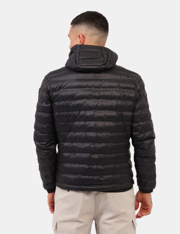 Piumino Blauer Nero - Piumino leggero con cappuccio in total nero. Presenti tasche a taglio trasversale con chiusura a zip,