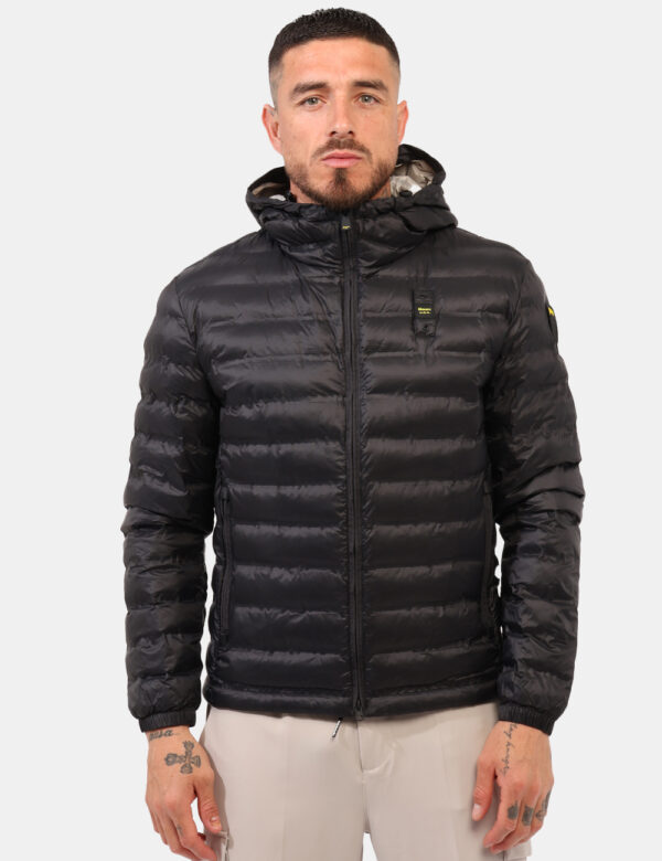 Piumino Blauer Nero - Piumino leggero con cappuccio in total nero. Presenti tasche a taglio trasversale con chiusura a zip,