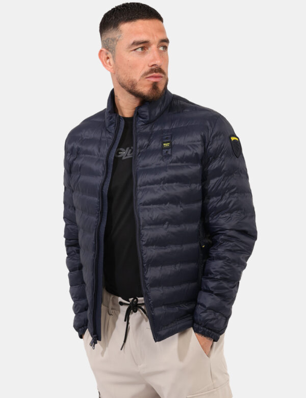 Piumino Blauer Blu - Piumino leggero in total blu scuro. Presenti tasche a taglio trasversale con chiusura a zip, logo sulla