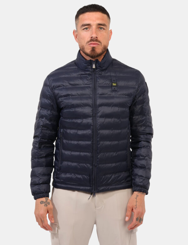 Piumino Blauer Blu - Piumino leggero in total blu scuro. Presenti tasche a taglio trasversale con chiusura a zip, logo sulla