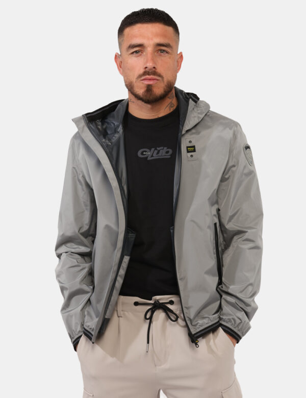 Giacca Blauer Grigio - Giacca in total grigio con tasche a taglio trasversale e chiusura a zip. La vestibilità è morbida e