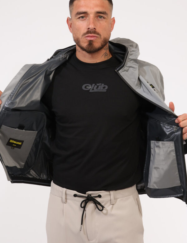Giacca Blauer Grigio - Giacca in total grigio con tasche a taglio trasversale e chiusura a zip. La vestibilità è morbida e