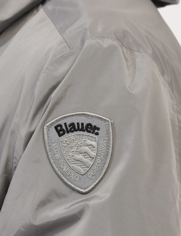 Giacca Blauer Grigio - Giacca in total grigio con tasche a taglio trasversale e chiusura a zip. La vestibilità è morbida e