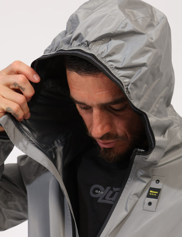 Giacca Blauer Grigio - Giacca in total grigio con tasche a taglio trasversale e chiusura a zip. La vestibilità è morbida e