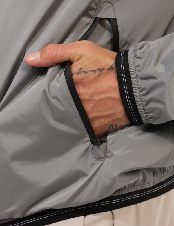Giacca Blauer Grigio - Giacca in total grigio con tasche a taglio trasversale e chiusura a zip. La vestibilità è morbida e