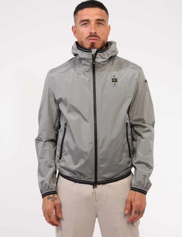 Giacca Blauer Grigio - Giacca in total grigio con tasche a taglio trasversale e chiusura a zip. La vestibilità è morbida e