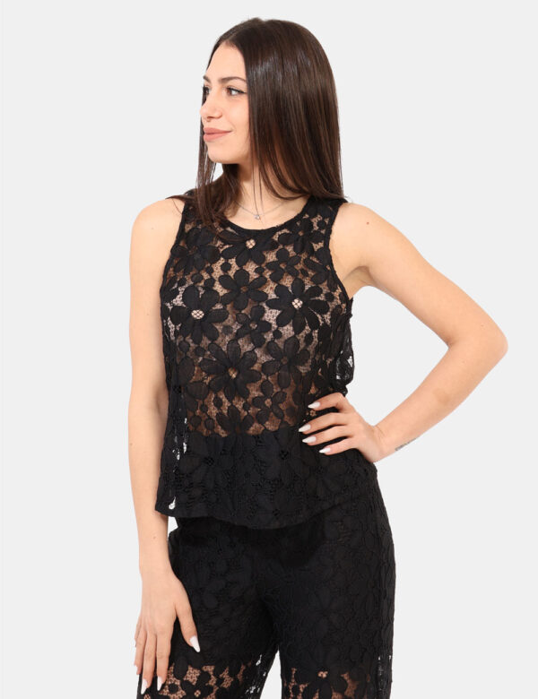 Top Desigual Nero - Top modello smanicato, in total nero con trama floreale traforata. La vestibilità è morbida e pratica co