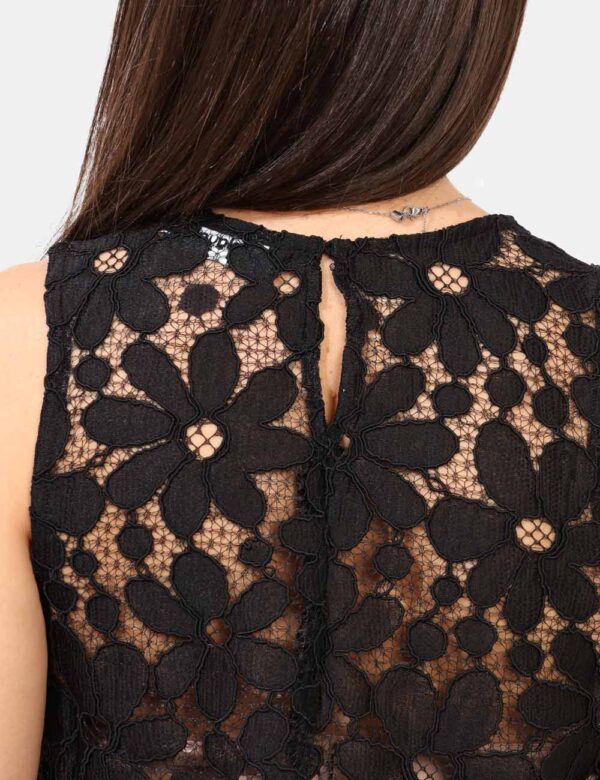 Top Desigual Nero - Top modello smanicato, in total nero con trama floreale traforata. La vestibilità è morbida e pratica co