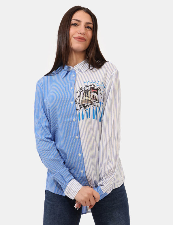 Camicia Desigual Azzurro - Camicia ampia, su base bicolor bianca e azzurro con righine verticali coordinate, più stampa in t
