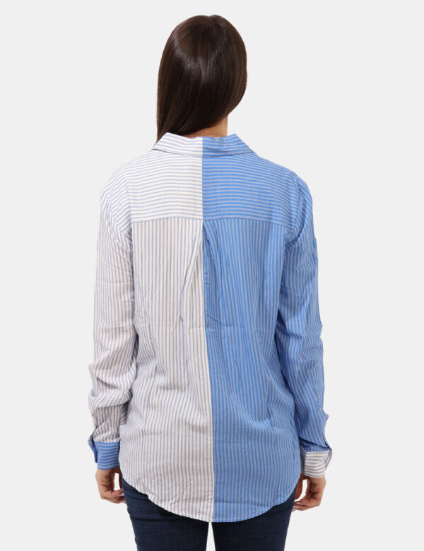 Camicia Desigual Azzurro - Camicia ampia, su base bicolor bianca e azzurro con righine verticali coordinate, più stampa in t