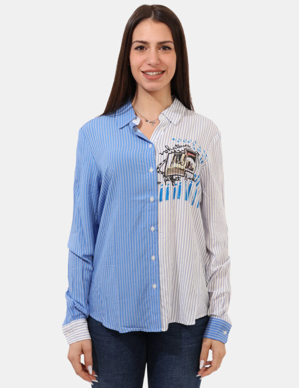 Camicia Desigual Azzurro - Camicia ampia, su base bicolor bianca e azzurro con righine verticali coordinate, più stampa in t