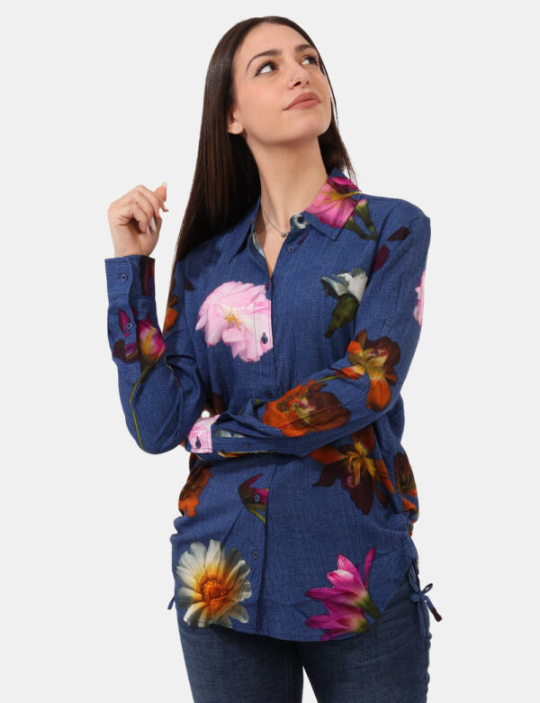 Camicia Desigual Blu - Camicia ampia, su base blu denim con stampa allover floreale rosa e marrone. Presente arricciatura la