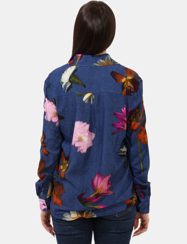 Camicia Desigual Blu - Camicia ampia, su base blu denim con stampa allover floreale rosa e marrone. Presente arricciatura la